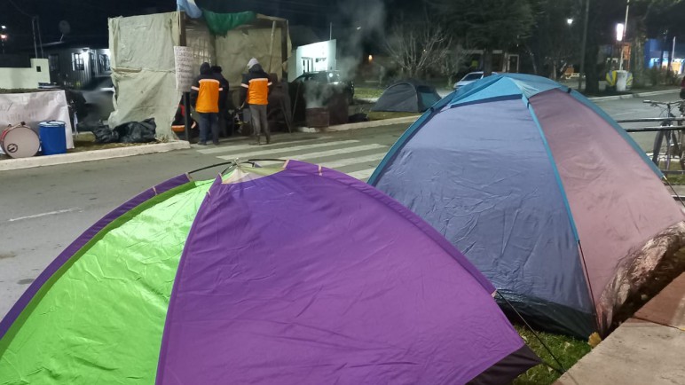 El acampe continúa en el Municipio de Los Antiguos